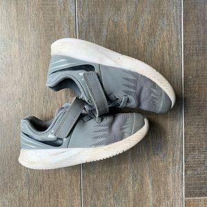 🔴 Boys Nike running shoes